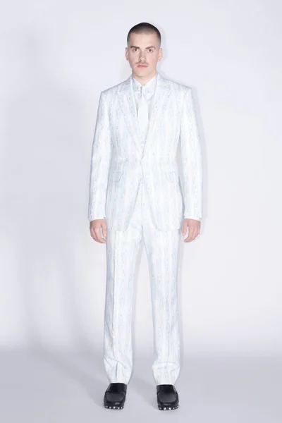 Look 16